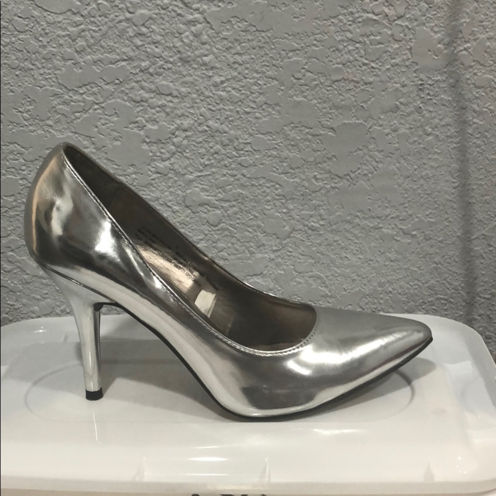 Mossimo Silver Pointy pumps